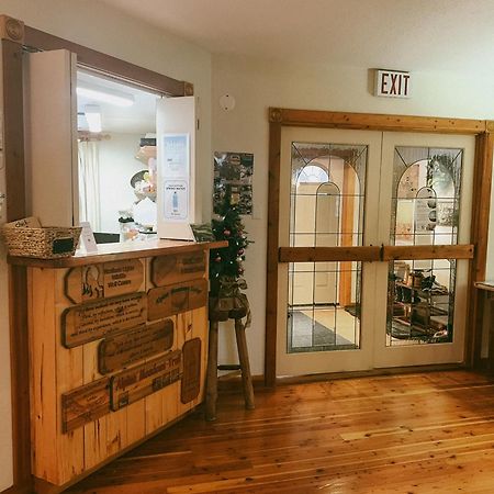 Alpine Meadows Lodge Golden Bagian luar foto