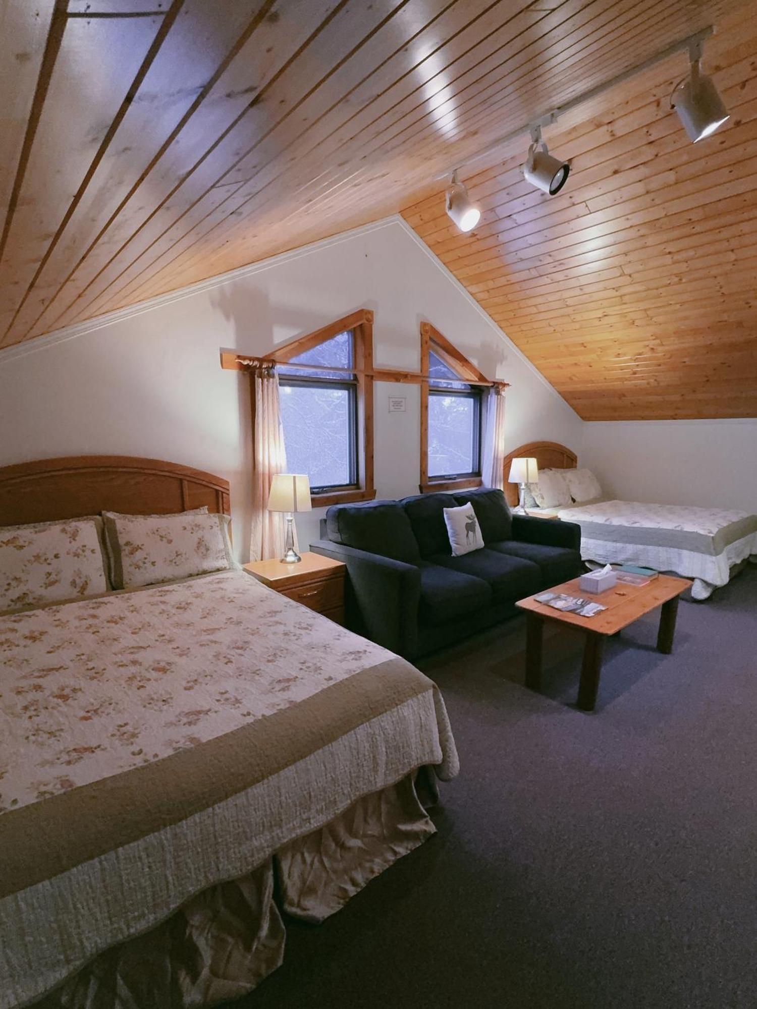 Alpine Meadows Lodge Golden Bagian luar foto