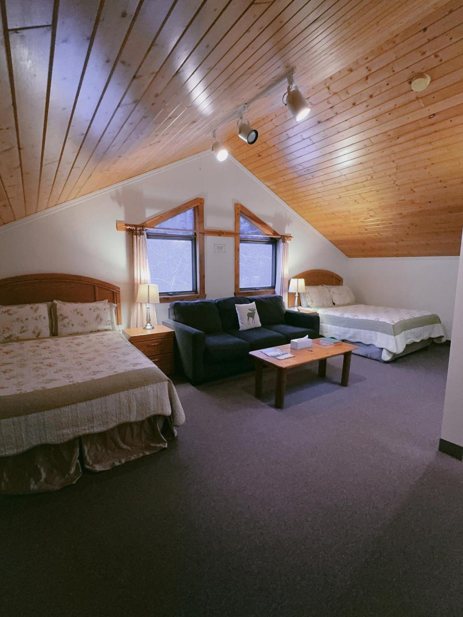 Alpine Meadows Lodge Golden Bagian luar foto