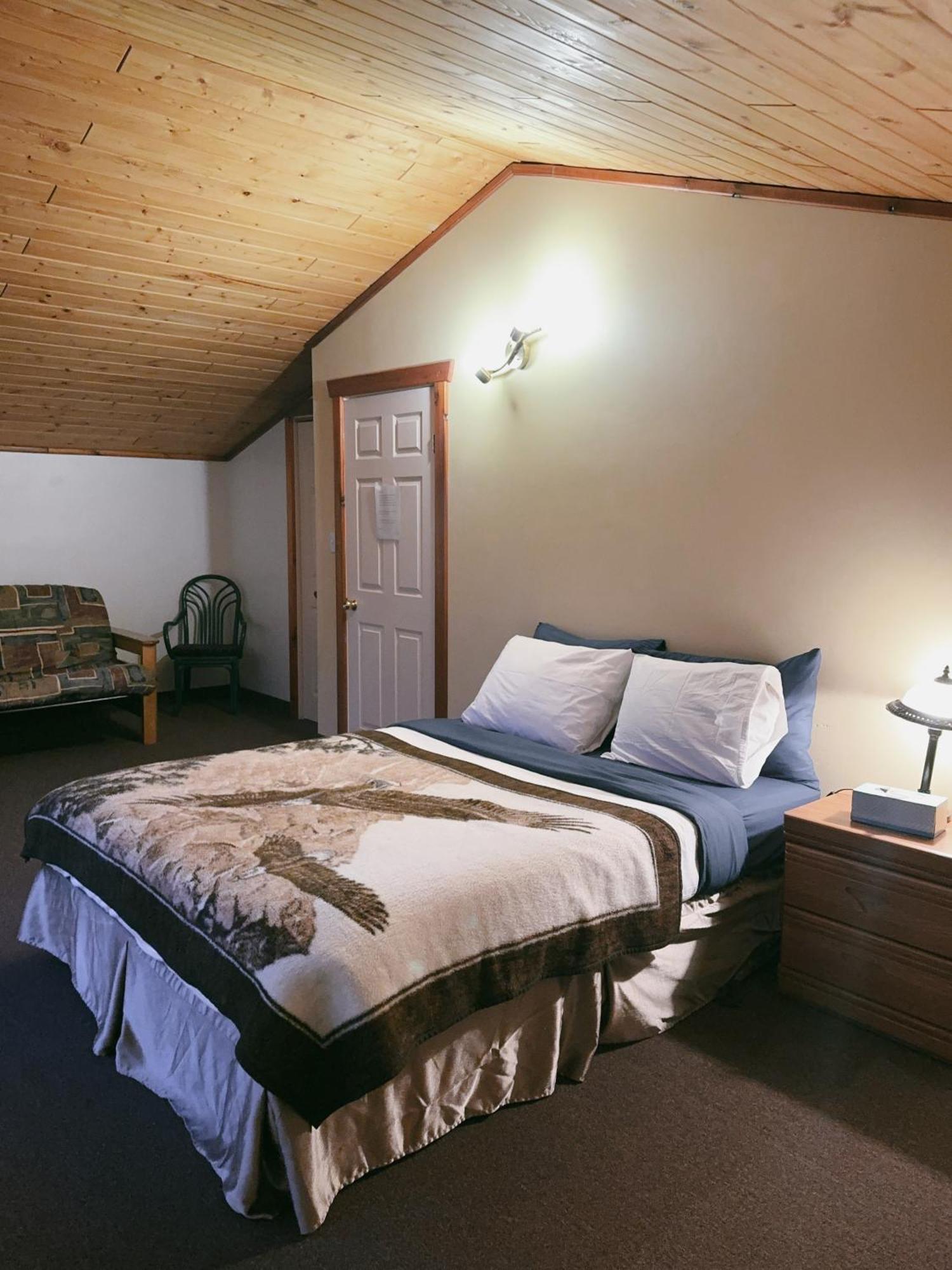 Alpine Meadows Lodge Golden Bagian luar foto